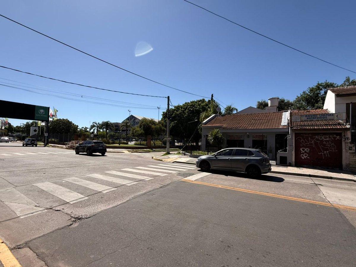 LOCAL , MARTINEZ , FRENTE A UNICENTER
