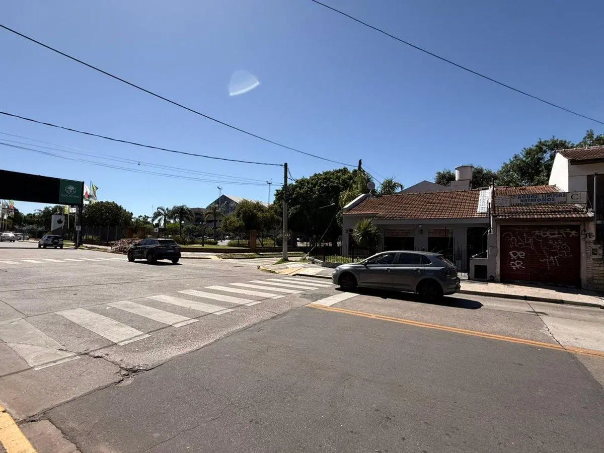 LOCAL , MARTINEZ , FRENTE A UNICENTER 2