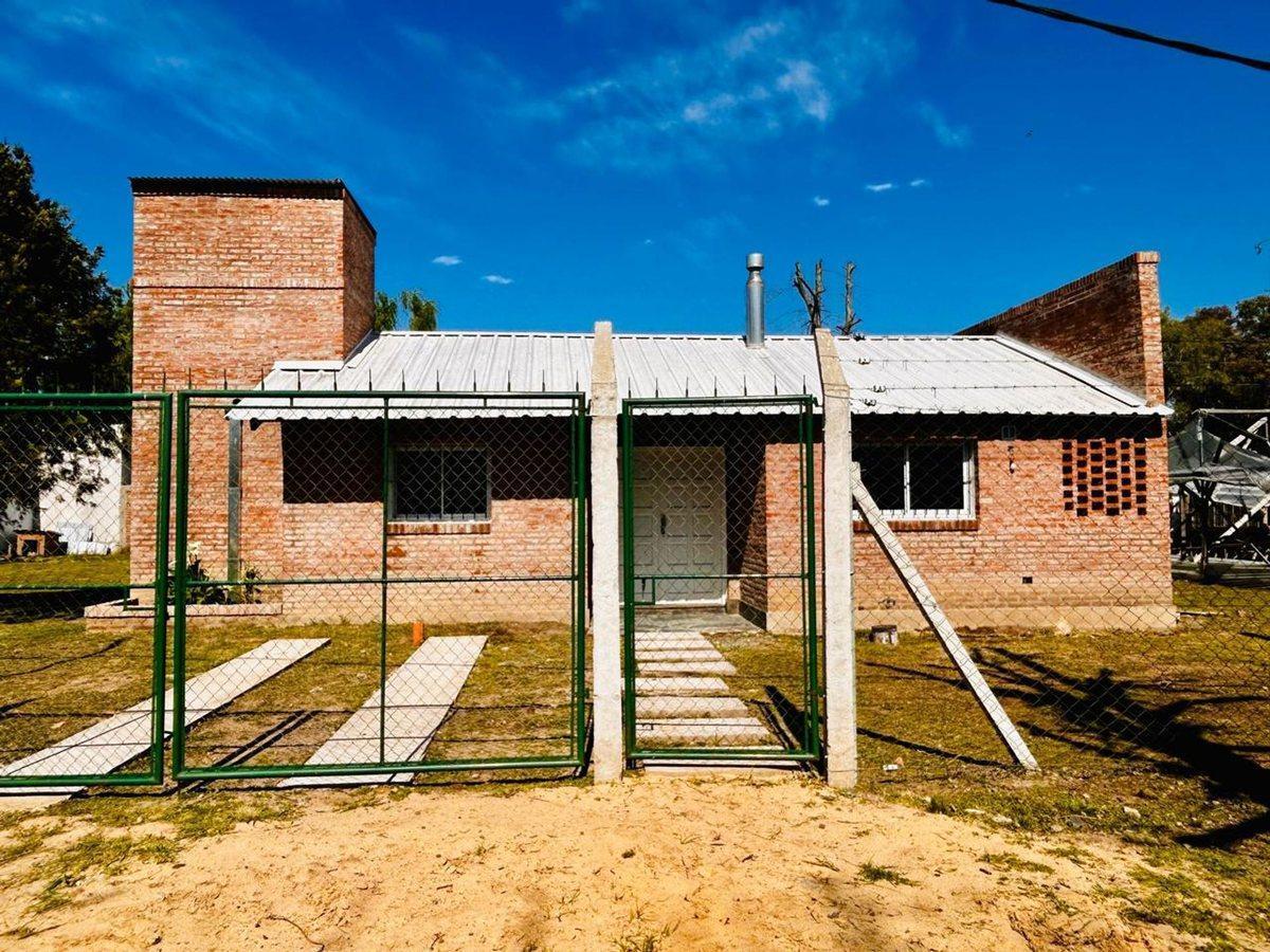 Casa venta en Carlos Keen Posib. de perm. por veh.