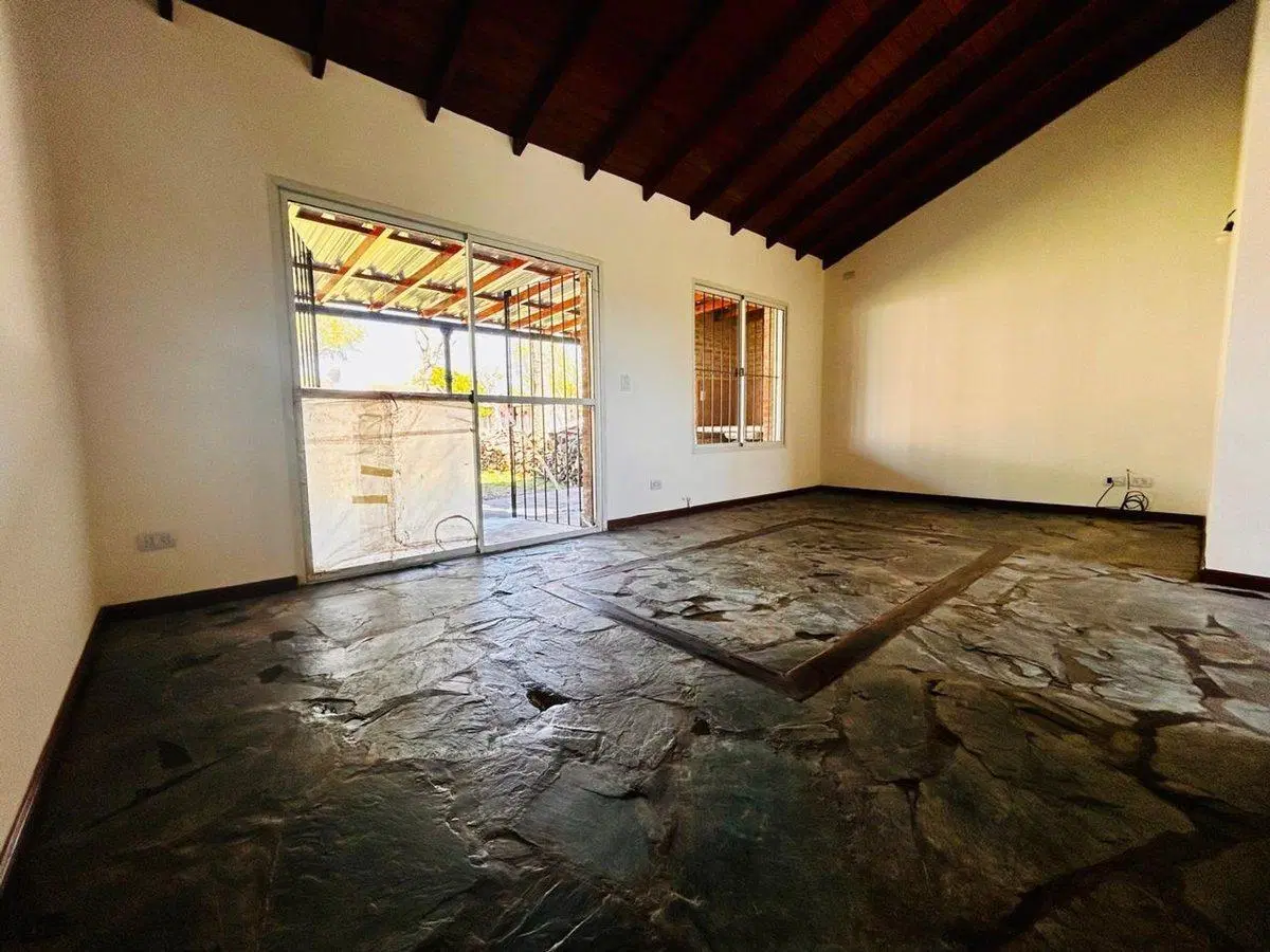 Casa venta en Carlos Keen Posib. de perm. por veh. 4