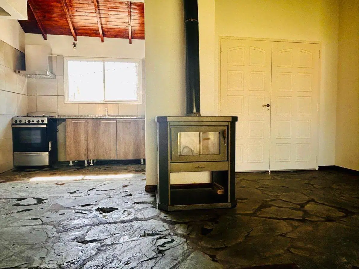 Casa venta en Carlos Keen Posib. de perm. por veh. 5