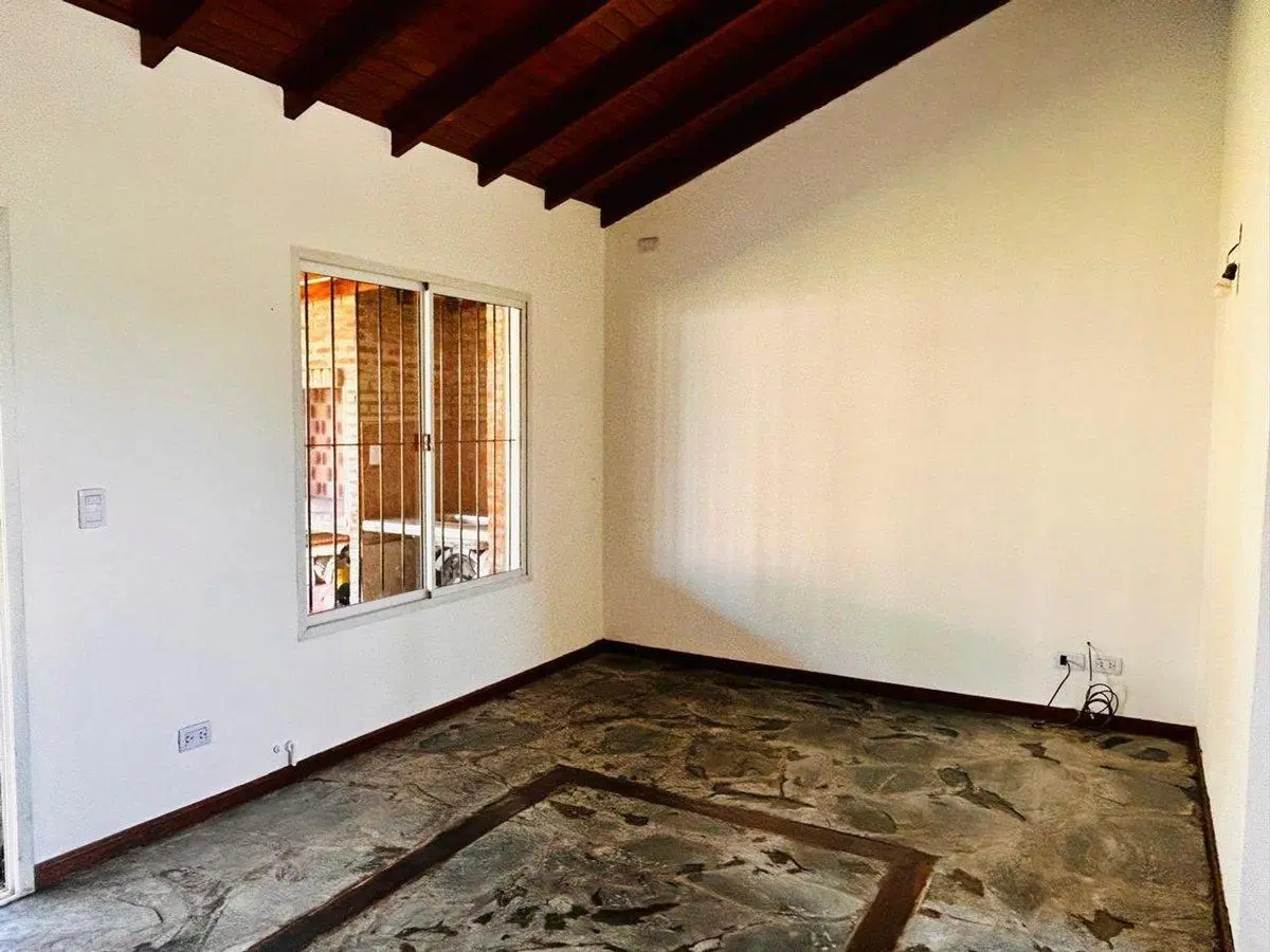 Casa venta en Carlos Keen Posib. de perm. por veh. 2