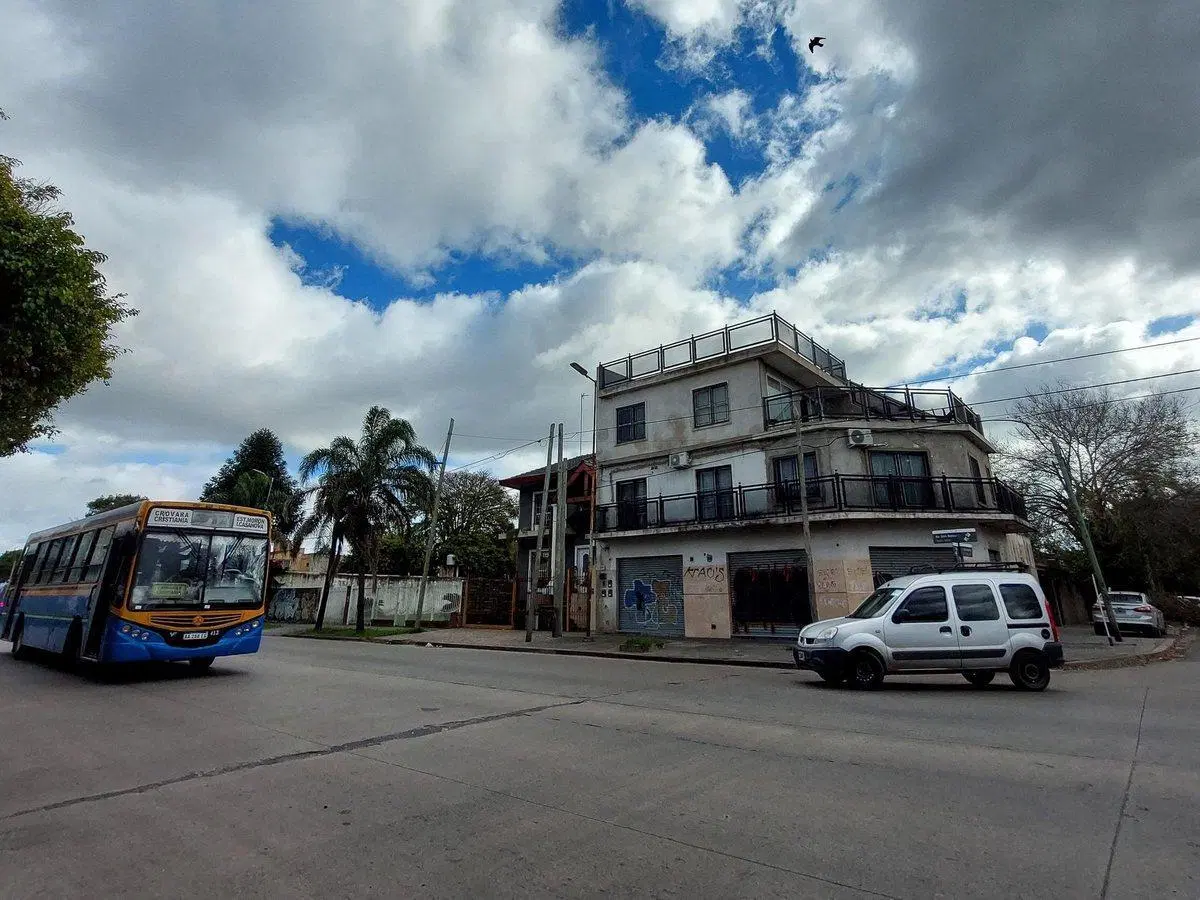 VENTA EDIFICIO DEPOSITO Y 2 DEPARTAMENTOS 3 AMBS 3