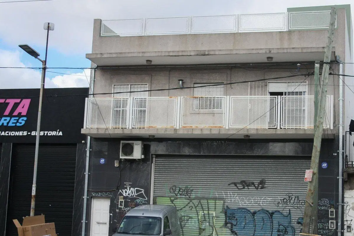VENTA EDIFICIO DEPOSITO Y 2 DEPARTAMENTOS 3 AMBS 2