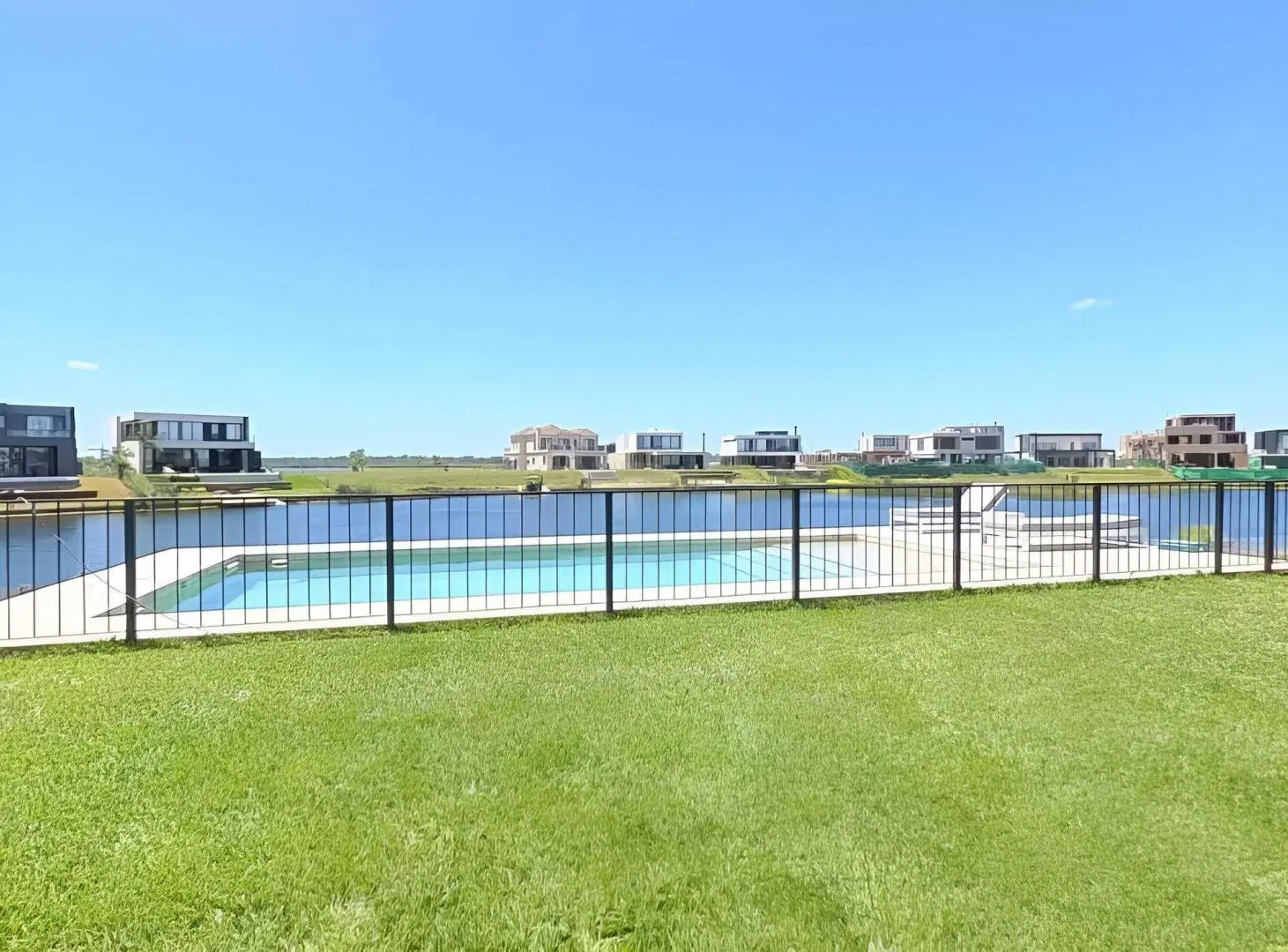 VENTA CASA AL LAGO BARRIO COSTAS PUERTOS 4