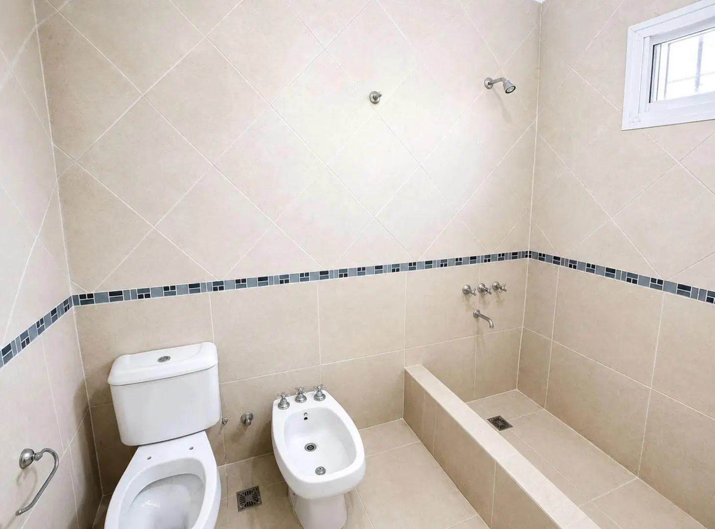 VENTA CASA 4 AMBIENTES CON JARDIN MASCHWITZ 5