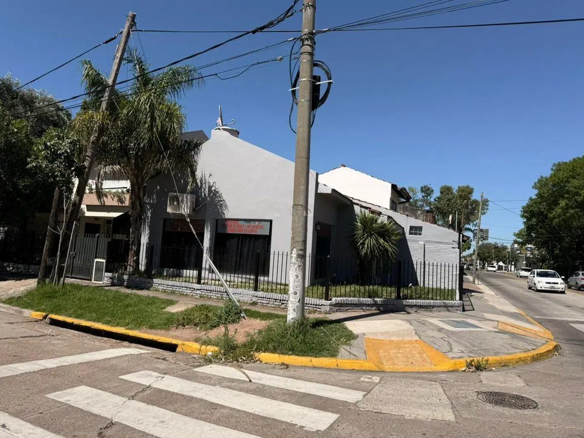 LOCAL , MARTINEZ , FRENTE A UNICENTER 2