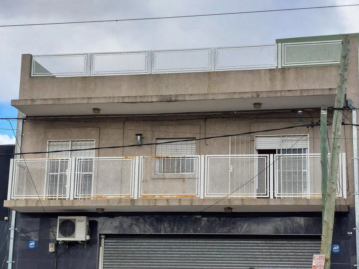 VENTA EDIFICIO DEPOSITO Y 2 DEPARTAMENTOS 3 AMBS 4