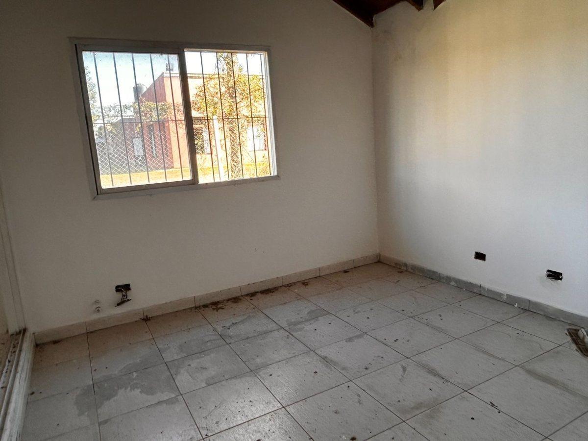 Foto de Casa en venta a reciclar en Carlos Keen, imagen 2