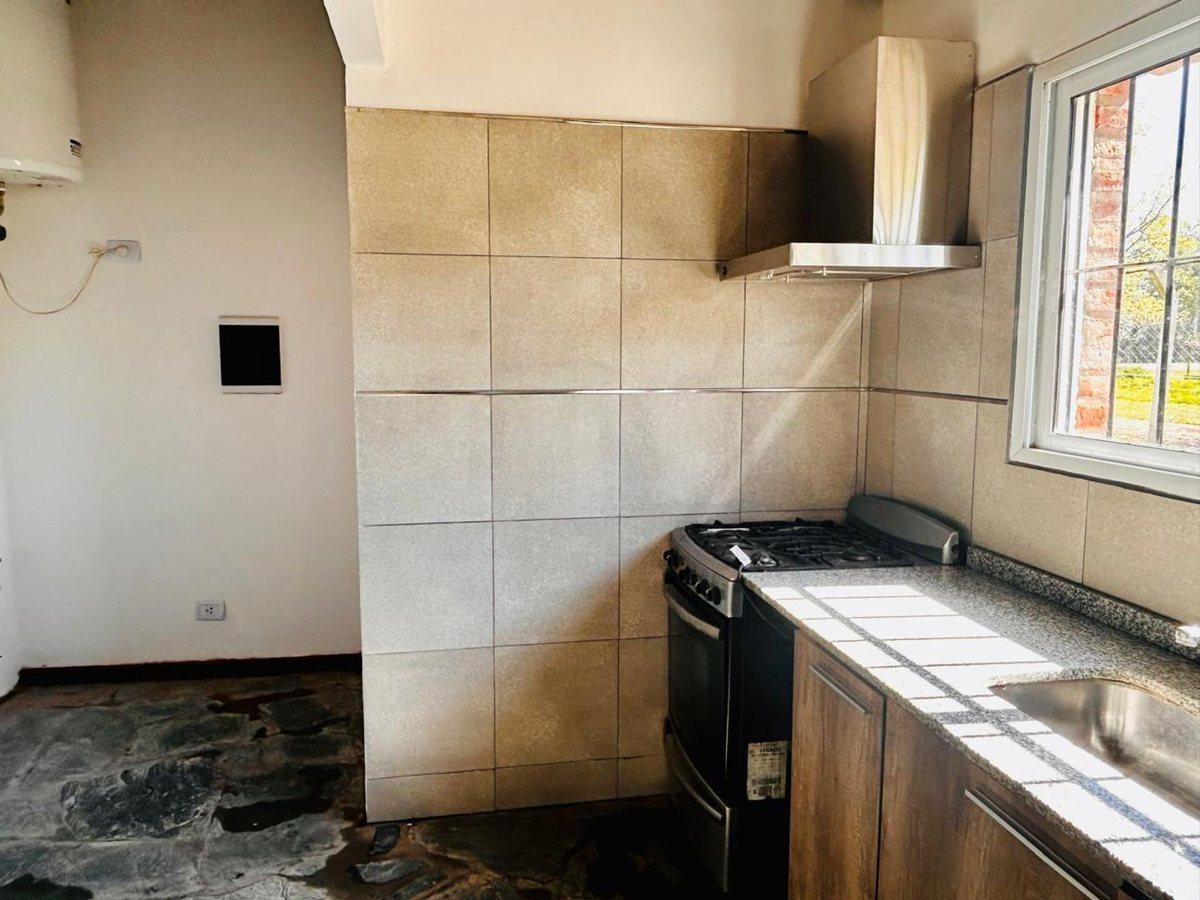 Foto de Casa venta en Carlos Keen Posib. de perm. por veh., imagen 3