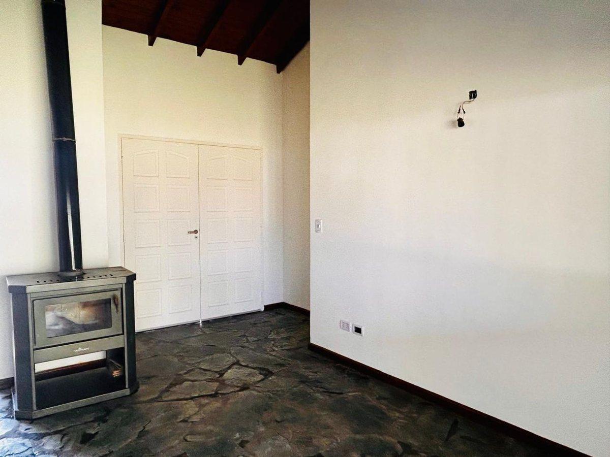 Foto de Casa venta en Carlos Keen Posib. de perm. por veh., imagen 5