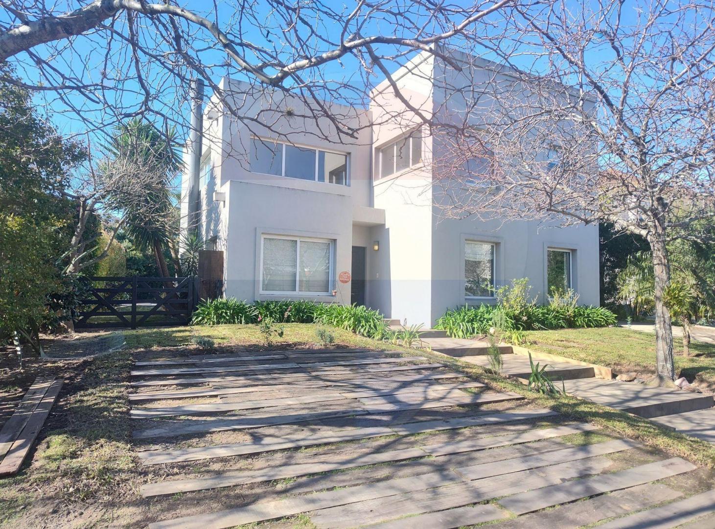 Foto de CASA 4 AMBIENTES + DEPENDENCIA BARRIO LOS SAUCES, imagen 2