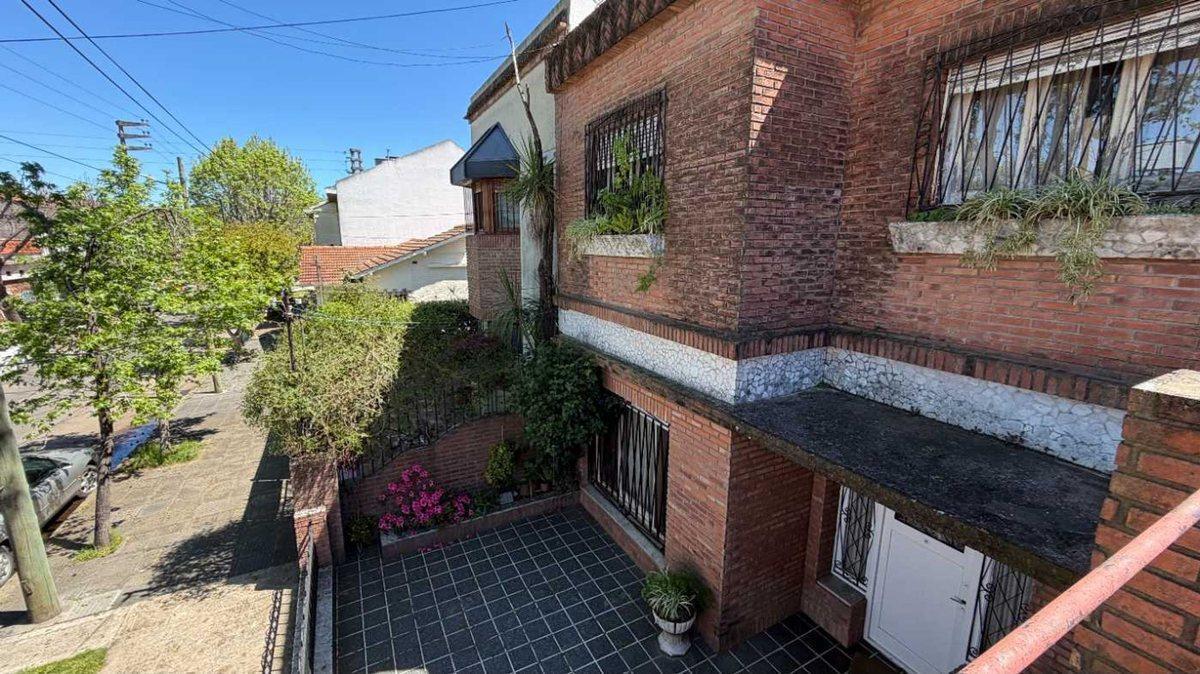 Foto de CASA 6 AMBIENTES C/ PARQUE Y PILETA EN ACASSUSO, imagen 1
