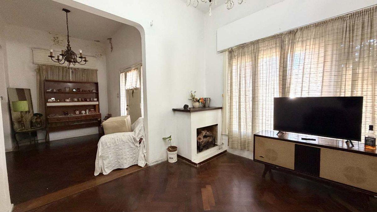 Foto de CASA 6 AMBIENTES C/ PARQUE Y PILETA EN ACASSUSO, imagen 4