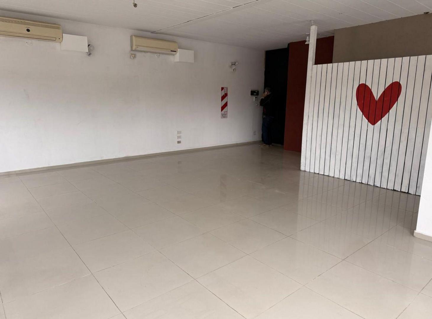 Foto de OFICINA LOCAL EN VENTA EN EL COMPLEJO RIVERA PARK, imagen 2