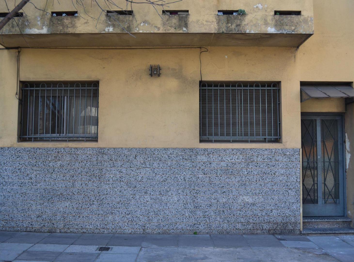 Foto de VENTA PH 2AMB C/PATIO+TERRAZA SOBRE CALLE INCLAN, imagen 1
