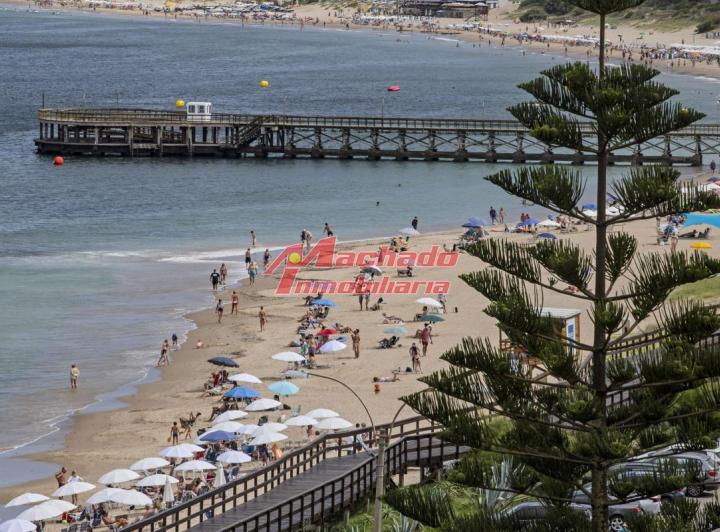 Foto de Alquiler de departamento en primera línea frente a playa mansa, imagen 1