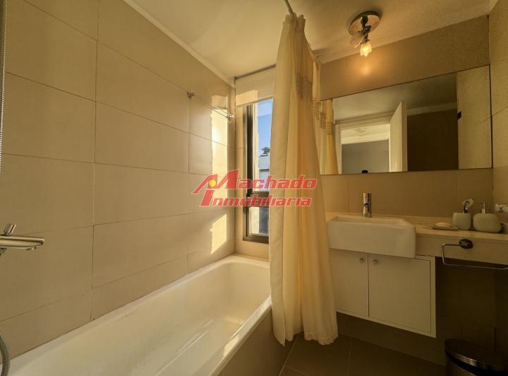 Apartamento en Punta del Este de 2 dormitorios a solo 1000 metros del mar. 4