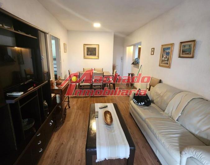 Venta de apartamento de 2 dormitorios y 2 baños en playa Mansa, Punta del Este
