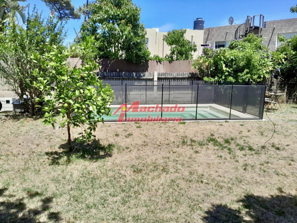 Casa en la mansa de 3 dormitorios con piscina climatizada, disponible primera de enero.