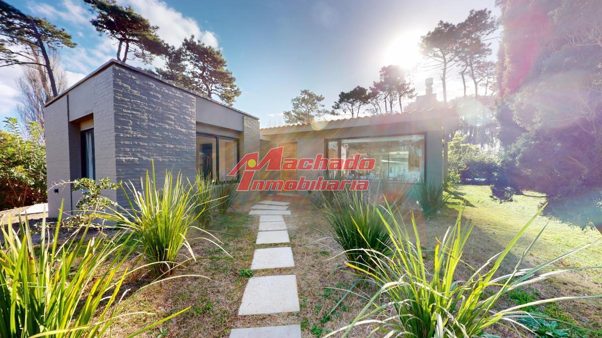 Casa en Punta del Este. 3 dormitorios y garaje. Reciclada