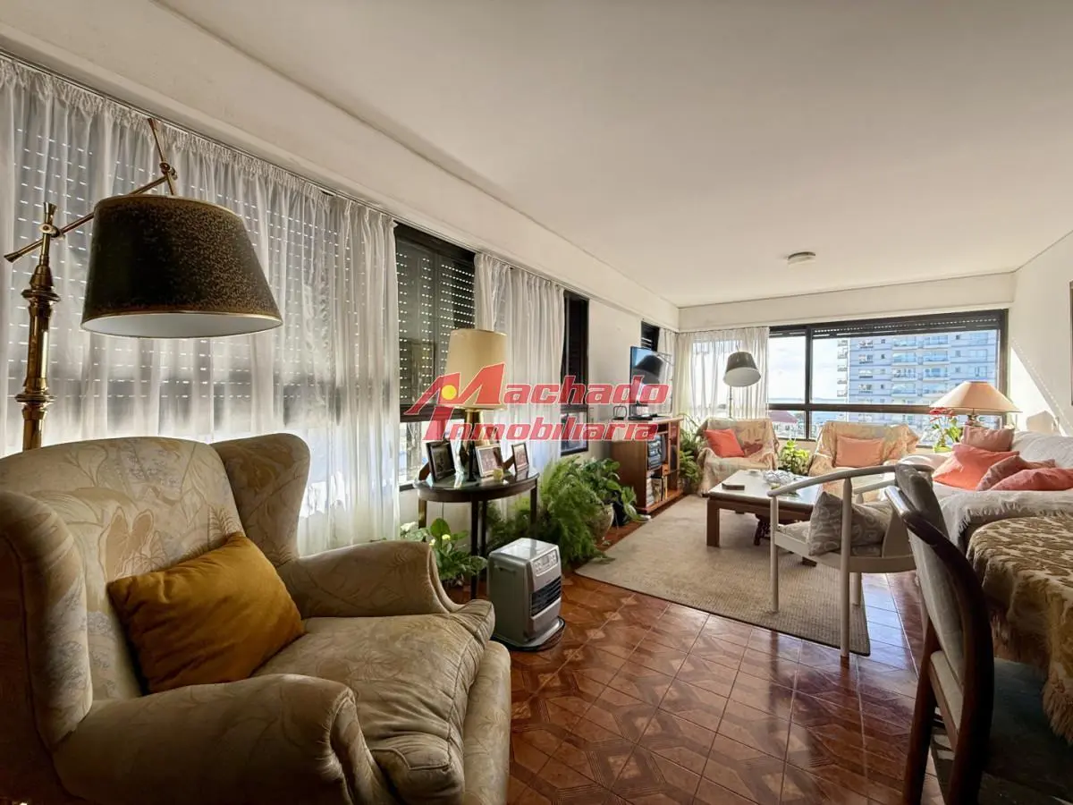 Venta  Amplio Apartamento en Torre Amalfi  Playa Mansa 3