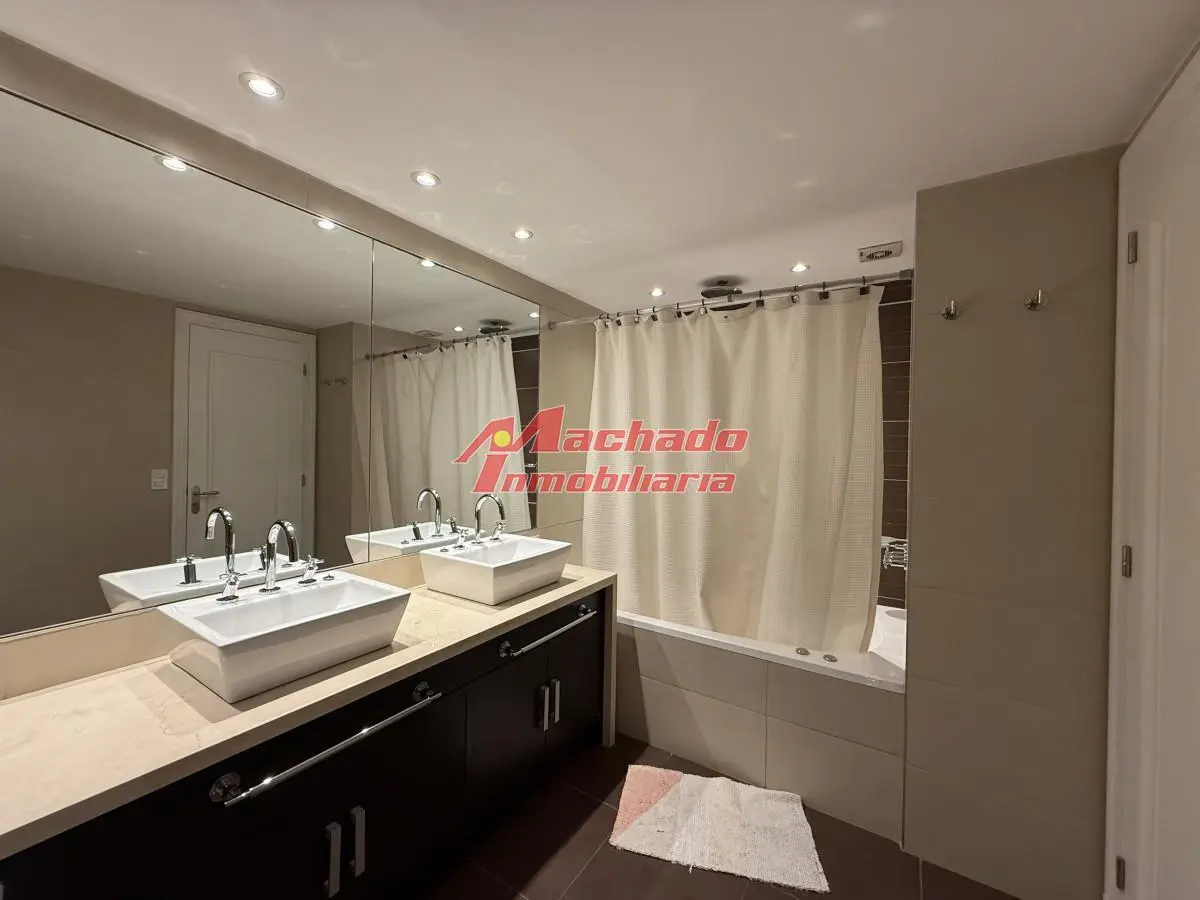 venta de apartamento frente a playa brava 3