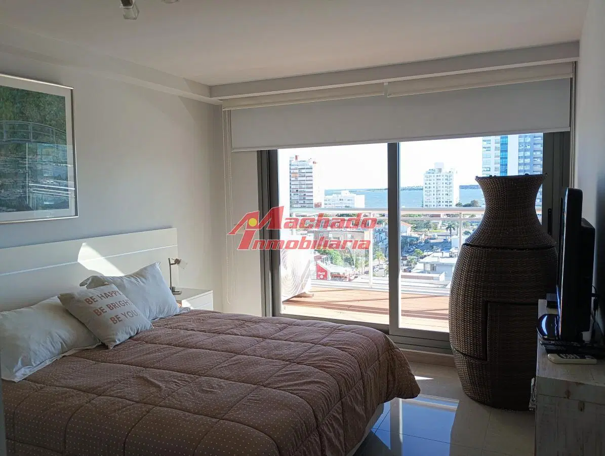Un dormitorio y medio con vista a Playa Mansa 2