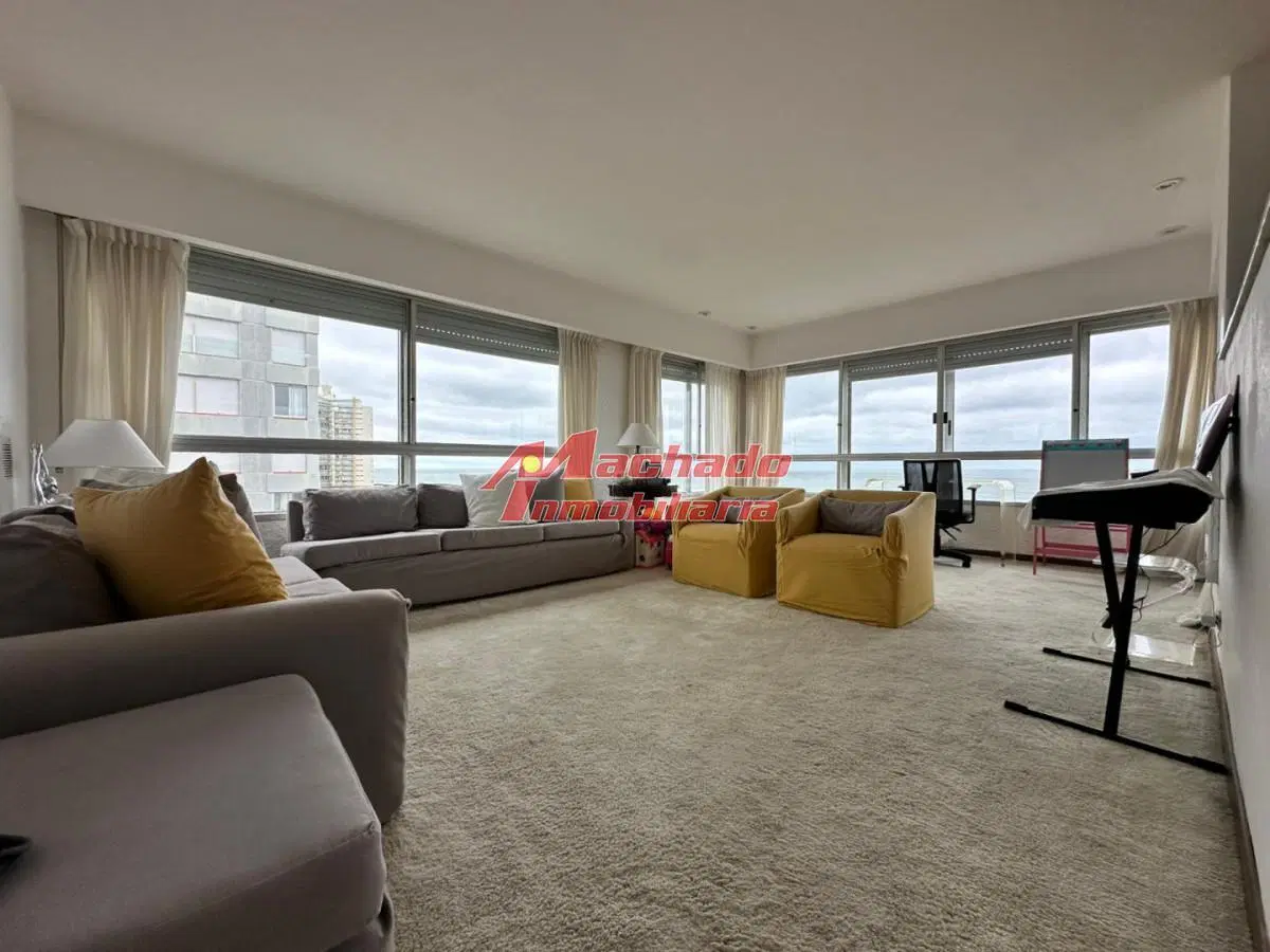 Apartamento de dos dormitorios en venta en Punta del Este 1