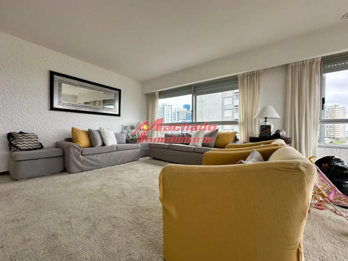 Apartamento de dos dormitorios en venta en Punta del Este 2