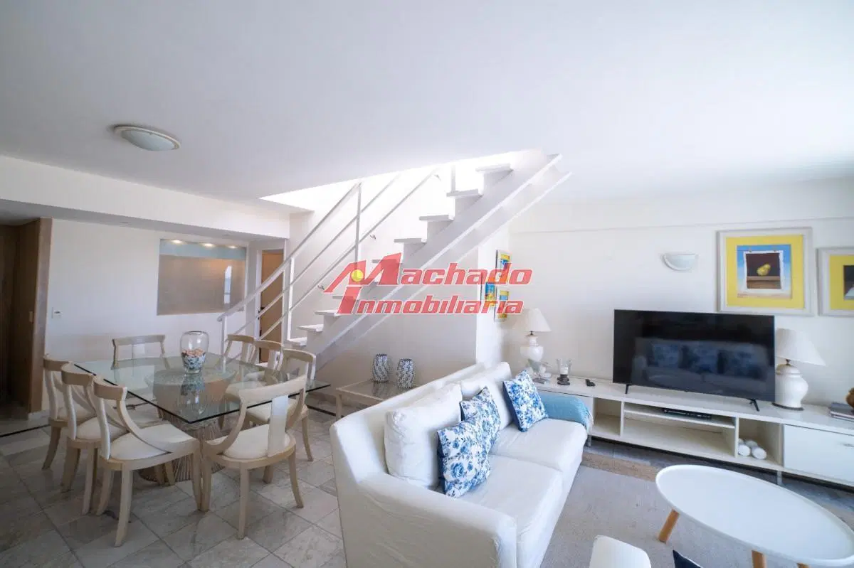 Venta, Penthouse, con 4 dormitorios + dep. servicio en Punta del este, terraza con vista panorámica 2