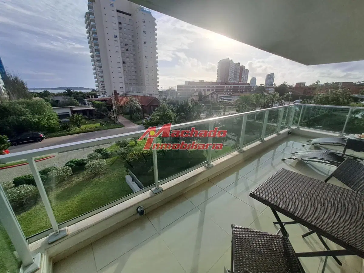 Apartamento en Playa Mansa a la venta 3 Dormitorios con vista 2
