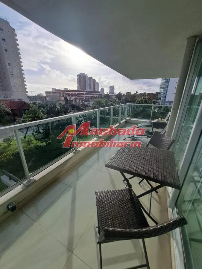 Apartamento en Playa Mansa a la venta 3 Dormitorios con vista 4