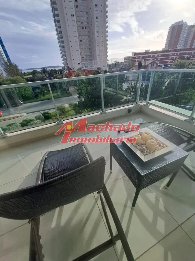 Apartamento en Playa Mansa a la venta 3 Dormitorios con vista 1