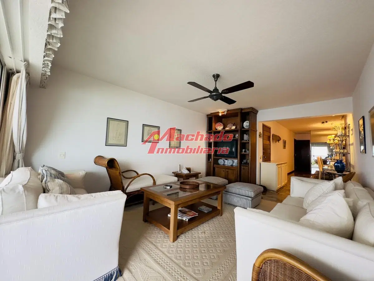Apartamento de 3 dormitorios en venta sobre playa mansa 2
