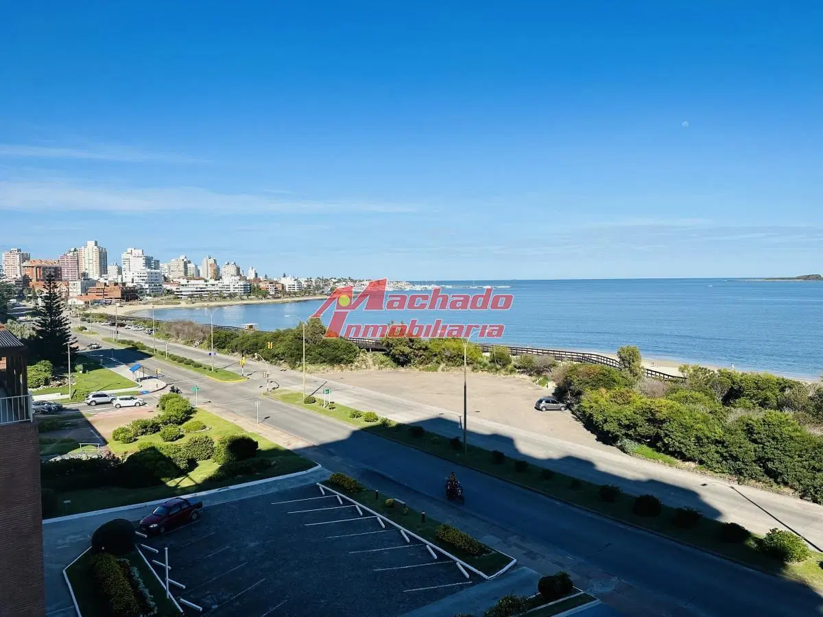 Apartamento de 3 dormitorios en venta sobre playa mansa 3