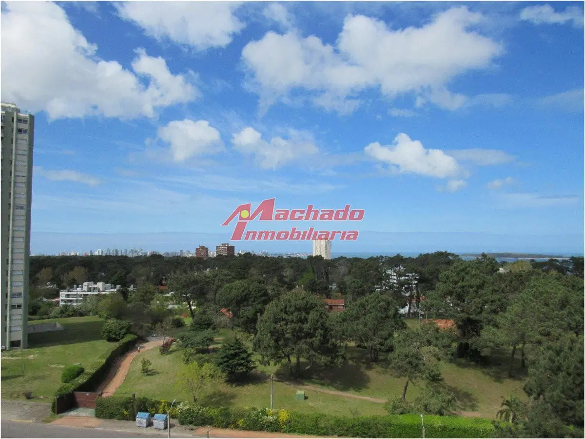 Venta de apartamento de dos dormitorios en Punta del Este 2