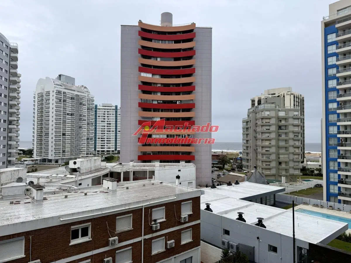 se ubica sobre de playa brava y muy cerca del Conrad 5