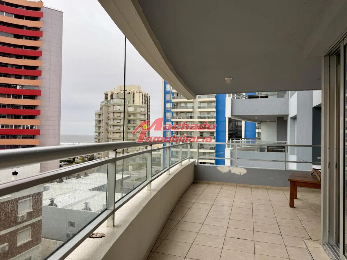 se ubica sobre de playa brava y muy cerca del Conrad 8