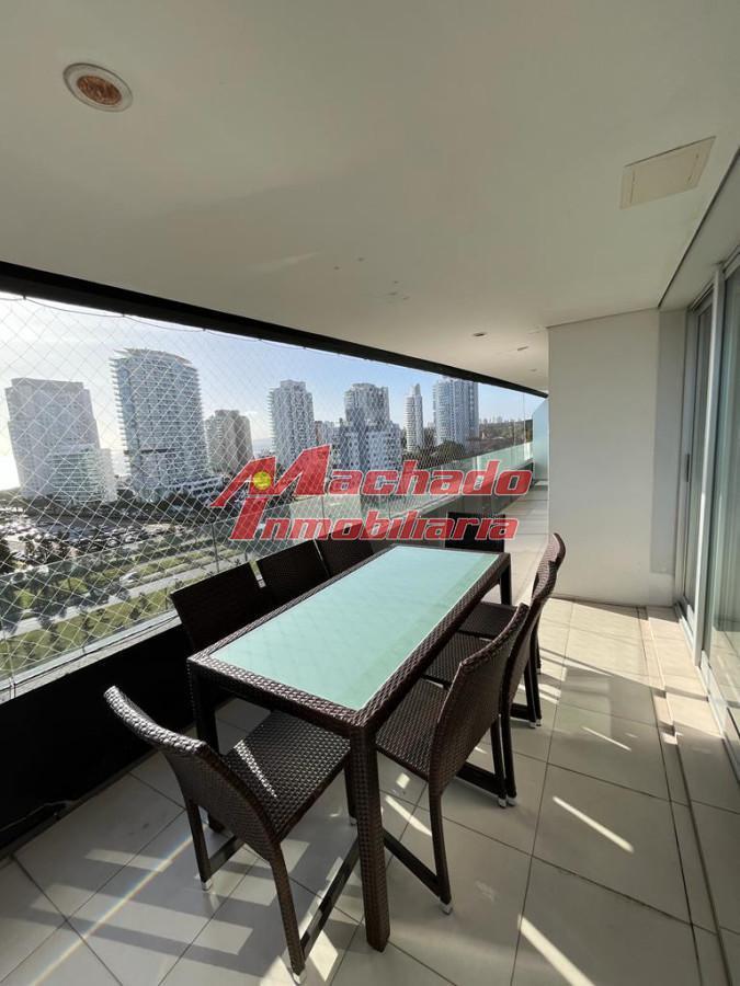 Foto de Tres dormitorios con vista a Playa Mansa en alquiler, imagen 3
