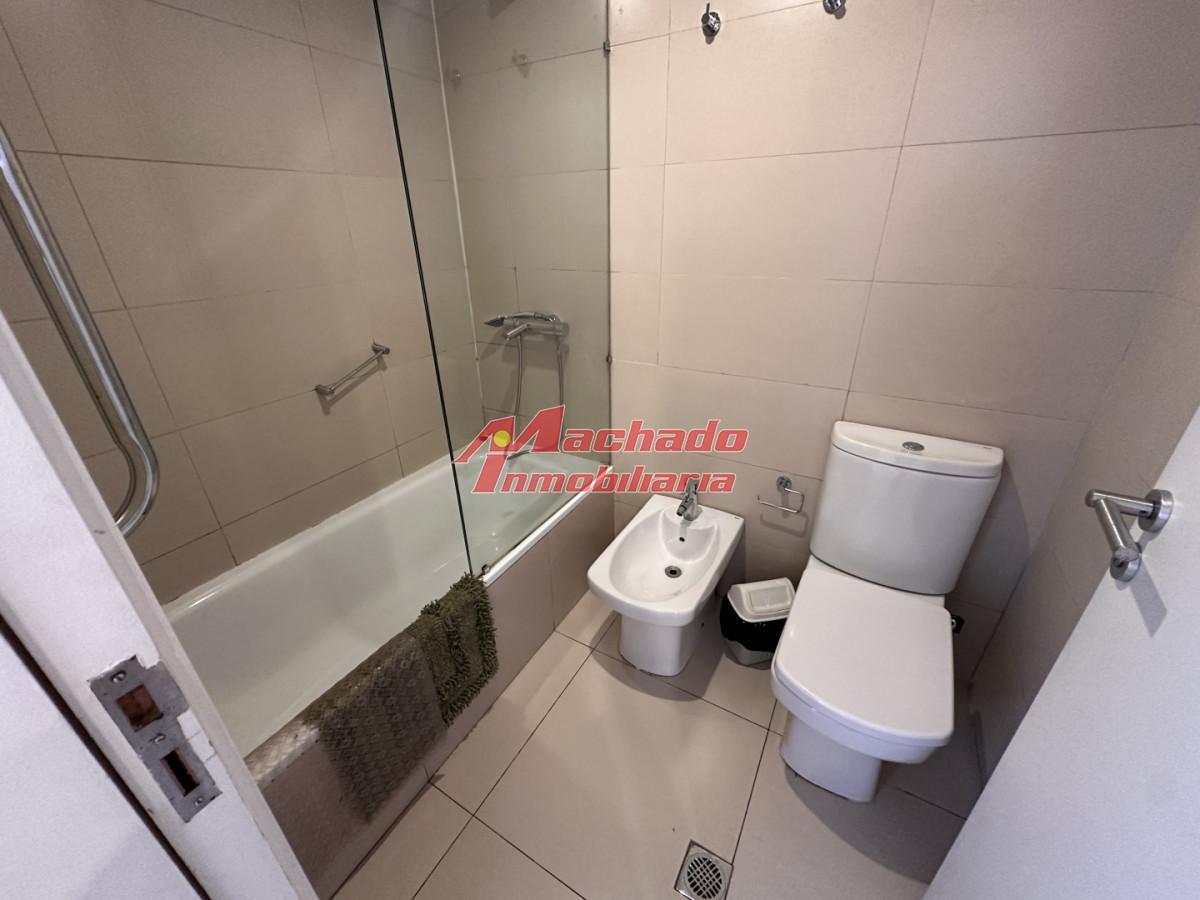 Foto de Alquiler anual un dormitorio y medio terraza con Parrillero en Punta, imagen 2