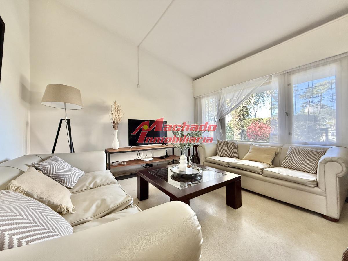 Foto de OPORTUNIDAD CASA EN PLAYA MANSA EN 4 DORMITORIOS ZONA CON POTENCIAL, imagen 2