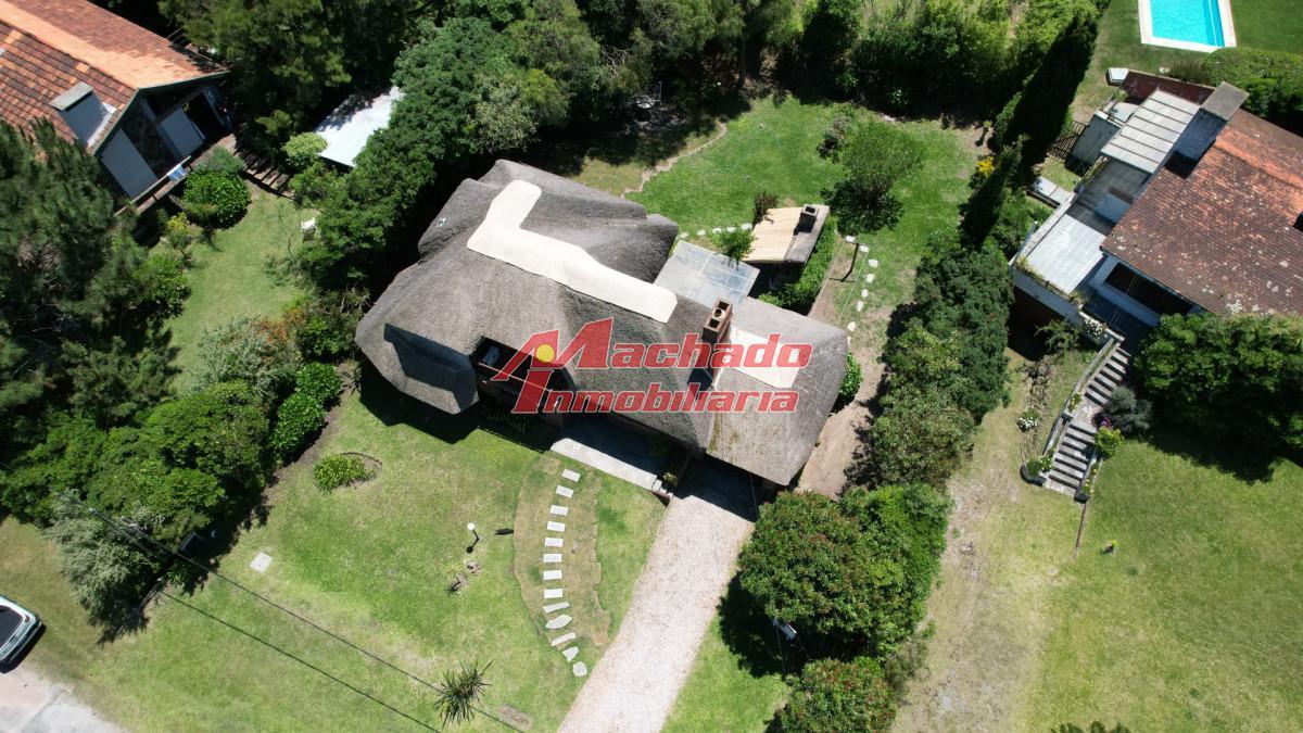 Foto de Hermosa cabaña de 4 dormitorios en venta a metros de Playa Mansa, Punta, imagen 3