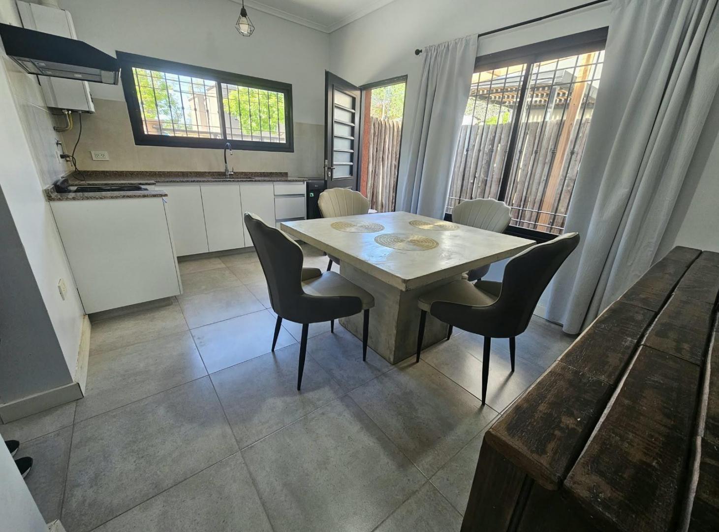 Foto de Venta Duplex 3 ambientes Todo Amoblado Barrio Las Margaritas, imagen 1