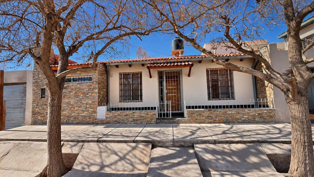 Foto de Casa en venta de 2 dormitorios c/ cochera en Las Cañas, imagen 1