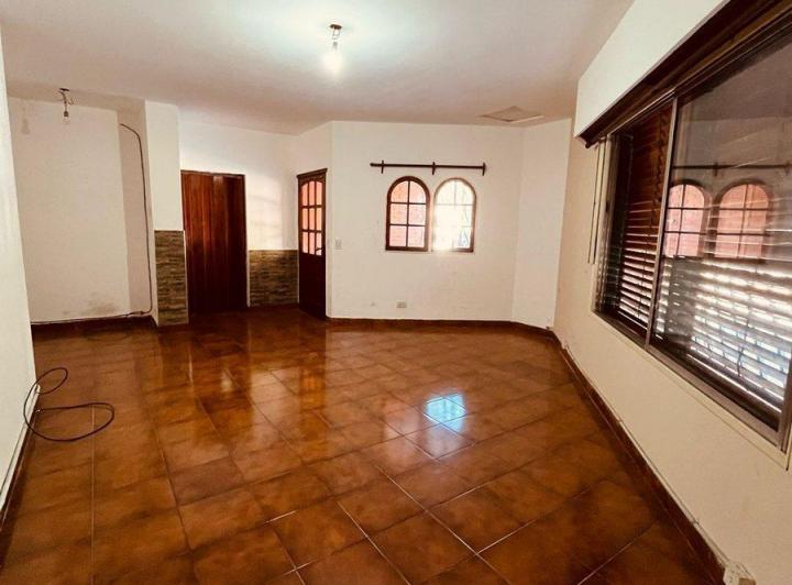 VENTA CASA 5AMB C/COCHERA/ LOTE EN LINIERS 1