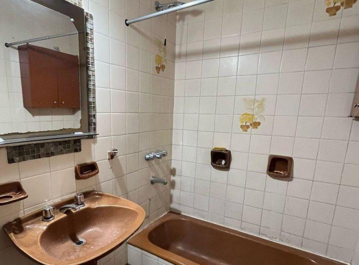 VENTA CASA 5AMB C/COCHERA/ LOTE EN LINIERS 2