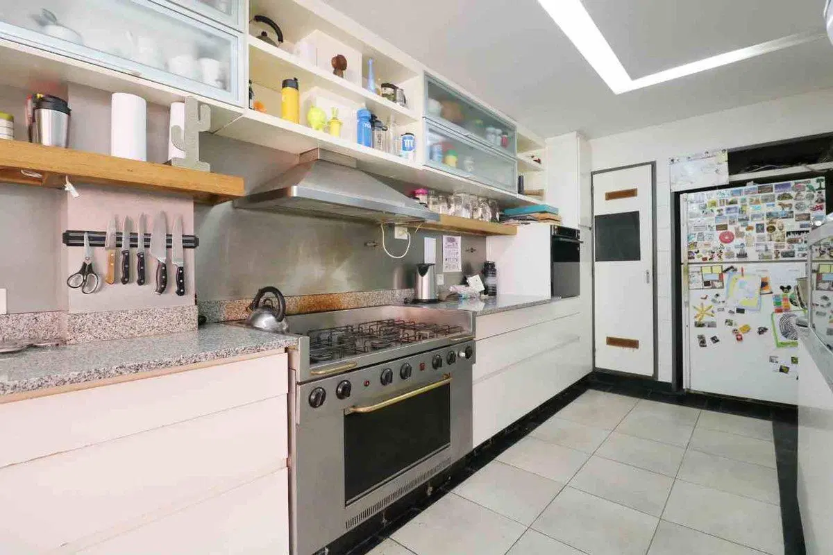 VENTA CASA 6 AMBIENTES, COCHERA, PILETA Y QUINCHO 3