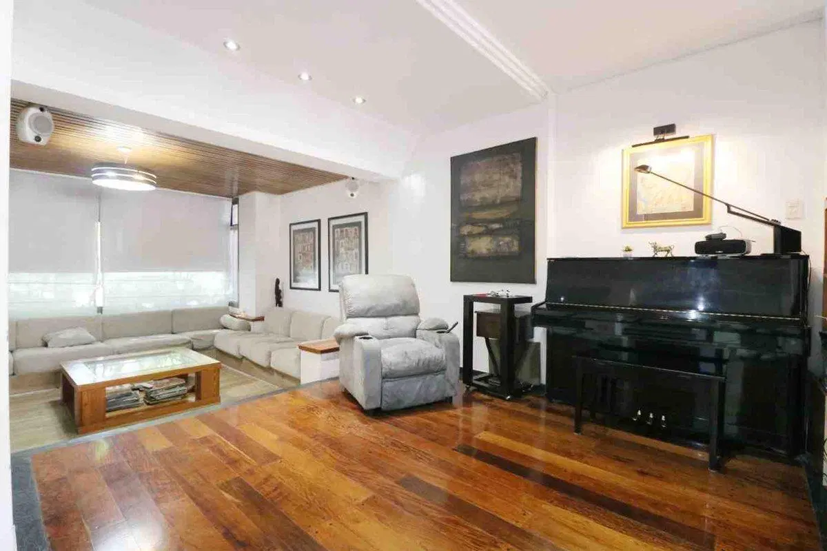 VENTA CASA 6 AMBIENTES, COCHERA, PILETA Y QUINCHO 4