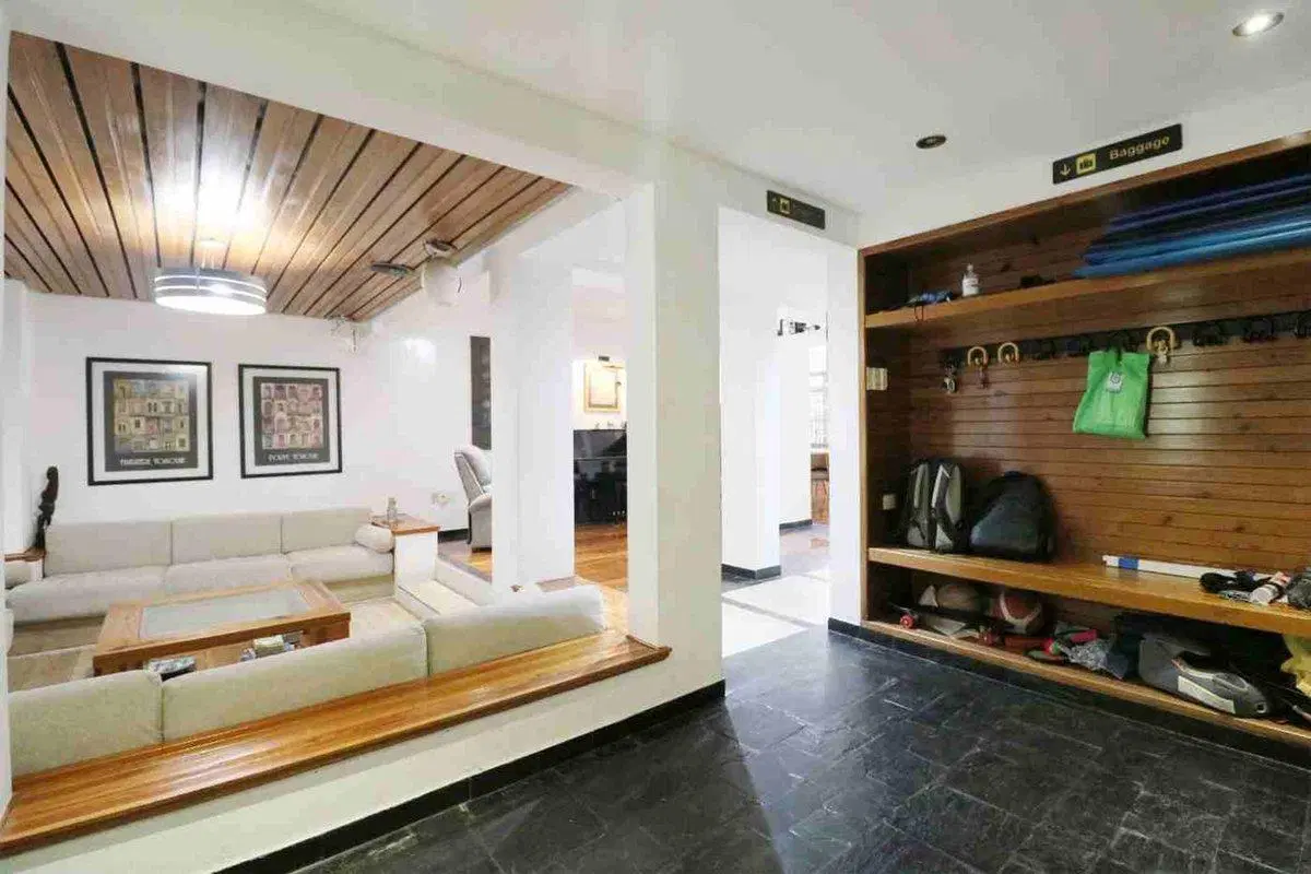 VENTA CASA 6 AMBIENTES, COCHERA, PILETA Y QUINCHO 5